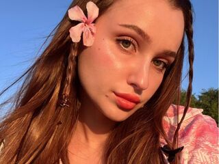 naughty camgirl masturbating with vibrator ElisaHeathe