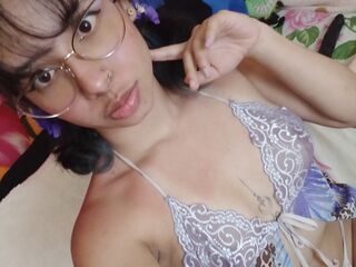 cam girl playing with dildo KiaraLeono