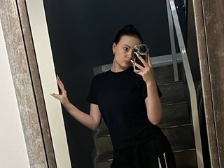 naughty camgirl masturbating with vibrator KiraBentley