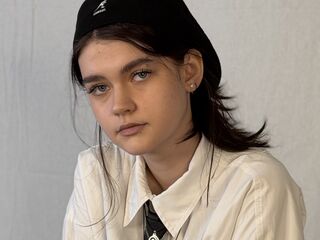 camwhore masturbating with dildo LeannMolineaux