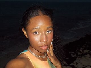 girl showing tits LilithAnnabell