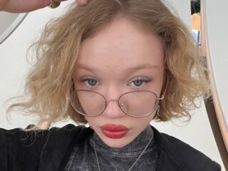 shaved pussy webcam SynneBissey