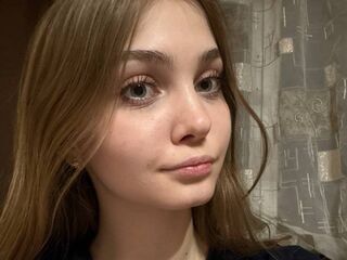 naughty camgirl masturbating with vibrator YiBisher